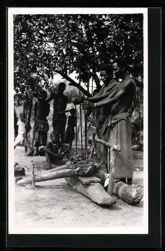 Foto-AK Casimir Zagourski, Zwei Afrikanische Männer bei einer Zeremonie