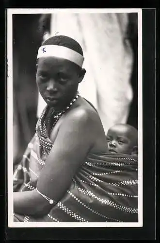 Foto-AK Casimir Zagourski, Junge afrikanische Mutter mit ihrem Kind auf dem Rücken