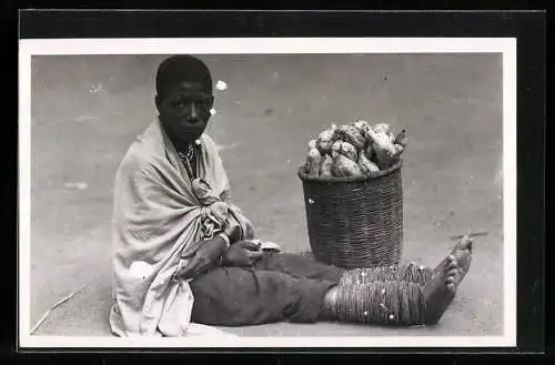 Foto-AK Casimir Zagourski, Afrikanische Frau verkauft Kartoffeln