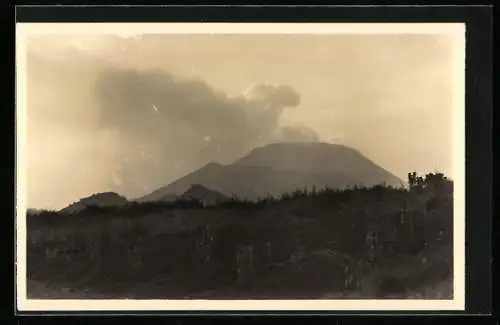 Foto-AK Casimir Zagourski, Kivu, Volcan en activité