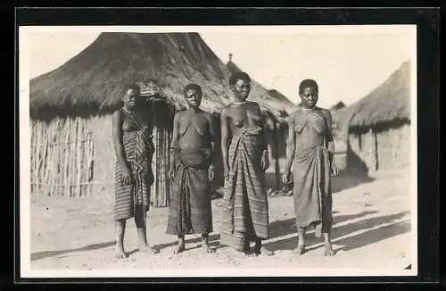 Fotografie Leopold Gabriel, Katanga, Vier kongolesische Frauen mit nacktem Oberkörper vor einer Hütte