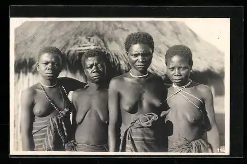 Fotografie Leopold Gabriel, Katanga, Vier kongolesische Damen mit nacktem Oberkörper, Skarifizierung