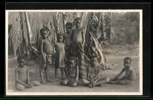 Fotografie Leopold Gabriel, Katanga, Acht Kongolesische Jungen unter Palmen