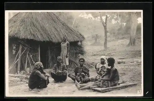 Fotografie Leopold Gabriel, Katanga, Kongolesische Frauen mit ihren Kindern vor einer Hütte