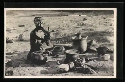 Fotografie Leopold Gabriel, Katanga, Kongolesische Frau raucht etwas