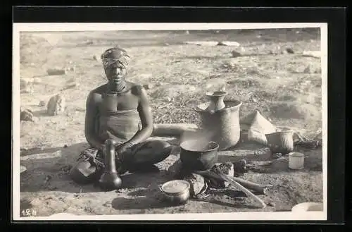 Fotografie Leopold Gabriel, Katanga, Kongolesische Frau bereitet auf einem Feuer Essen zu