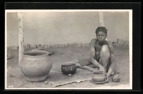 Fotografie Leopold Gabriel, Katanga, Kongolesische Frau beim Töpfern