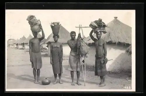 Fotografie Leopold Gabriel, Katanga, Dorfbewohner transportieren Ware