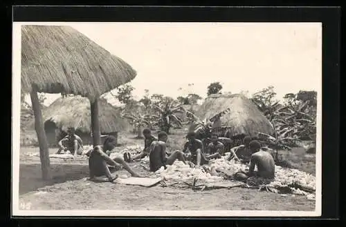 Fotografie Leopold Gabriel, Katanga, Dorfbewohner verarbeiten geernteten Mais