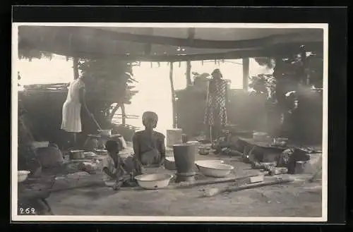 Fotografie Leopold Gabriel, Katanga, Kongolesische Familie in ihrer Hütte