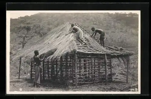 Fotografie Leopold Gabriel, Katanga, Dorfbewohner bauen eine neue Hütte