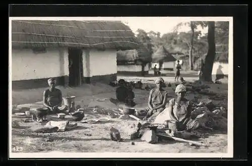 Fotografie Leopold Gabriel, Katanga, Dorfbewohnerinnen beim Töpfern