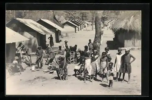 Fotografie Leopold Gabriel, Katanga, Dorfbewohner kommen am Dorfplatz zusammen