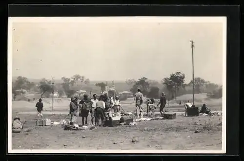 Fotografie Leopold Gabriel, Katanga, Kongolesen tauschen Ware auf einem kleinen Markt aus