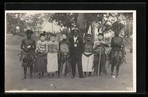 Fotografie Leopold Gabriel, Katanga, Der Häuptling im Anzug und weitere Dorfbewohner in zeremonieller Kleidung