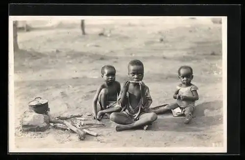 Fotografie Leopold Gabriel, Katanga, Drei kongolesische Kinder mit einer Mundharmonika