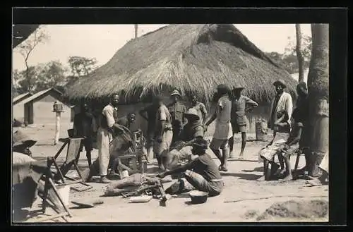 Fotografie Leopold Gabriel, Katanga, Dorfbewohner machen Musik und arbeiten