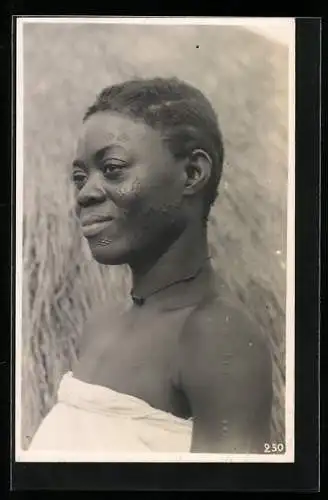 Fotografie Leopold Gabriel, Katanga, Kongolesische Frau mit Skarifizierung auf Armen und Gesicht