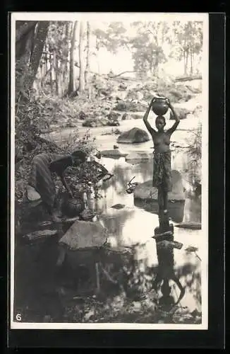 Fotografie Leopold Gabriel, Katanga, Zwei kongolesische Frauen beim Wasserholen