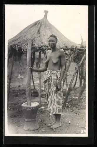 Fotografie Leopold Gabriel, Katanga, Kongolesische Frau mit Skarifizierungen beim Herstellen von Mehl