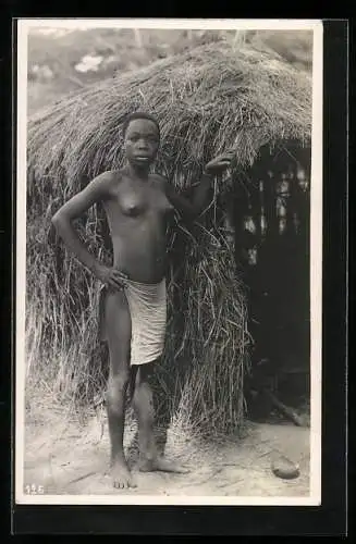 Fotografie Leopold Gabriel, Katanga, Junge kongolesische Frau mit Skarifizierung am Eingang ihrer Hütte