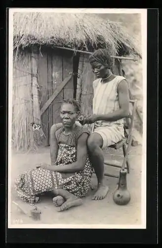 Fotografie Léopold Gabriel, Katanga, Afrikanische Frauen bei der Haarpflege vor der Hütte