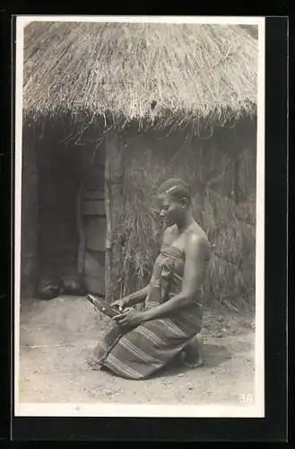 Fotografie Leopold Gabriel, Katanga, Kongolesische Frau betrachtet sich kniend in einem Handspiegel