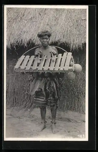 Fotografie Leopold Gabriel, Katanga, Kongolesischer Mann mit seinem Instrument