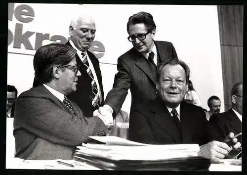 Fotografie Sven Simon, Bonn, Willy Brandt, Helmut Schmidt, Hans-Jochen Vogel beim SPD Parteitag in Mannheim 1975