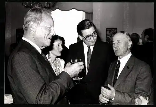 Fotografie Sven Simon, Bonn, SPD Politiker Willy Brandt & Boris Ponomarjew in der Residenz des Botschafters von Moskau