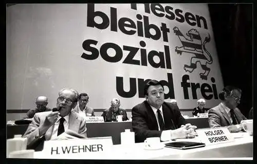 Fotografie Sven Simon, Bonn, Herbert Wehner & Holger Börner beim SPD Parteitag in Wiesbaden 1982