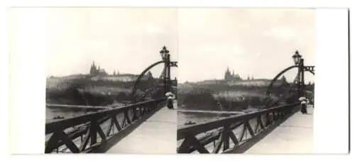 Stereo-Fotografie unbekannter Fotograf, Ansicht Prag - Praha, Panorama mit Burg von einer Brücke gesehen