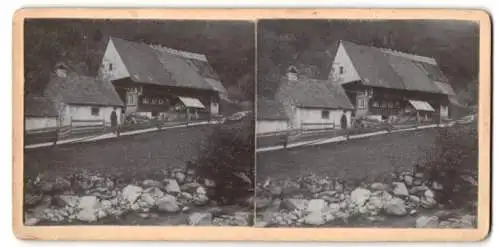 Stereo-Fotografie unbekannter Fotograf, Ansicht Nonnenbach, Bachlauf und Bauernhaus am Hang