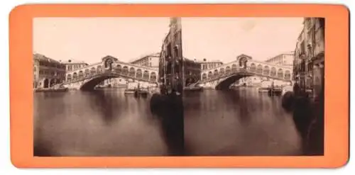 Stereo-Fotografie unbekannter Fotograf, Ansicht Venedig - Venezia, Rialtobrücke vom Kanal aus gesehen