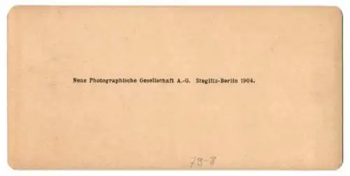 Stereo-Fotografie NPG, Berlin-Steglitz, Mädchen nebst Spielzeug spielt auf einem Teppichboden