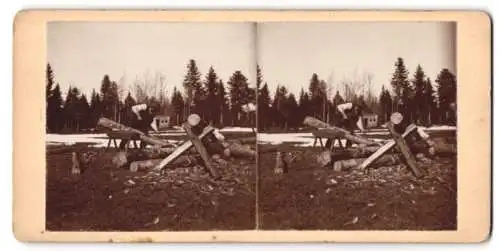 Stereo-Fotografie Zimmermann sägt sich Holzbalken zurecht