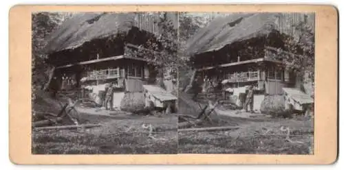 Stereo-Fotografie Schwarzwaldhaus, Familie in landestypischer Kleidung am Hauseingang