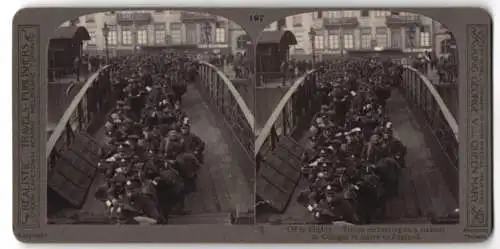 Fotografie Realistic Travels, London, englische Soldaten treten von Köln aus die Heimreise mit einem Dampfer an