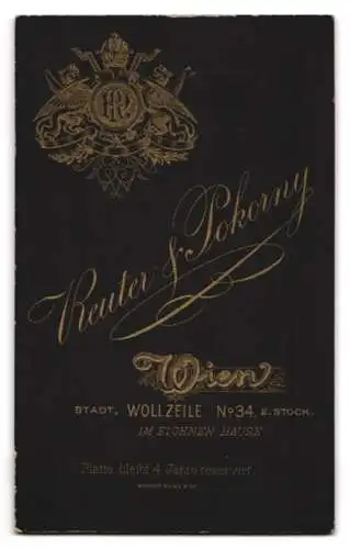 Fotografie Reuter & Pokorny, Wien, Wollzeile 34, Dame in elegantem tailliertem Kleid mit Blumenkorb