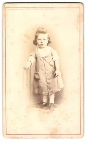 Fotografie J. Galiasch Fils, Genève, Place de Bel-Air 2, Kleinkind in einem Kleid