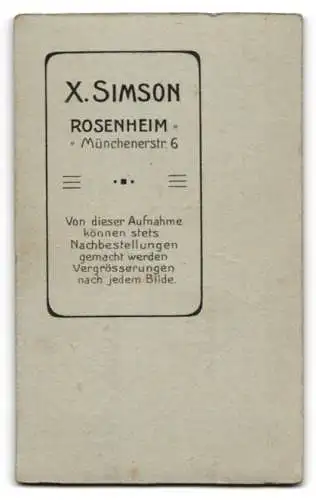 Fotografie X. Simson, Rosenheim, Münchenerstr. 6, Portrait eines eleganten Herrn