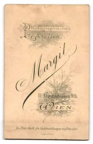 Fotografie Ateliér Margit, Wien, Hauptstrasse 95, Porträt einer Frau in eleganter Garderobe