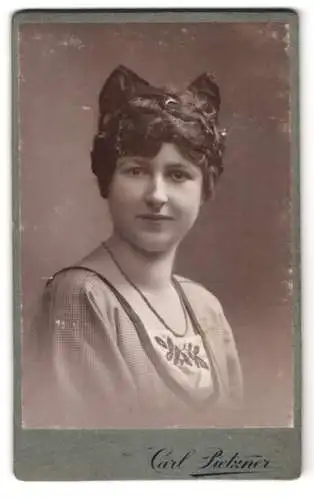 Fotografie Carl Pietzner, Teplitz-Schönau, Lindenstrasse, Porträt einer jungen Frau mit Haarschleife