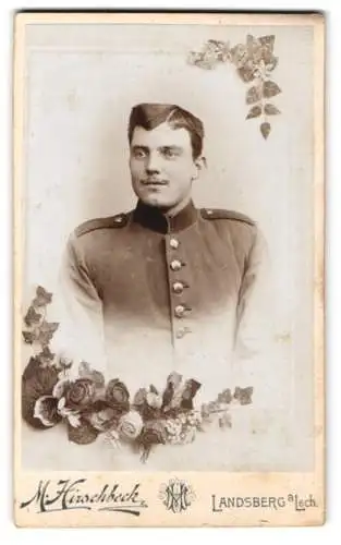Fotografie M. Hirschbeck, Landsberg a. Lech, Porträt eines Soldaten in Uniform mit floralem Rahmen