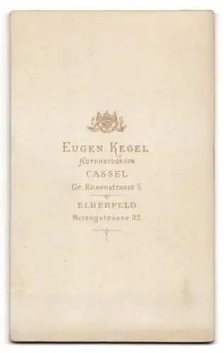 Fotografie Eugen Kegel, Cassel, Gr. Rosenstrasse 5, Porträt eines Kindes mit hellem Kleid