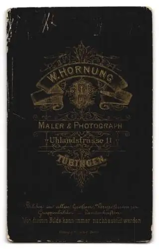 Fotografie W. Hornung, Tübingen, Uhlandstrasse 11, Porträt eines kleinen Kindes in gehäkeltem Kleid