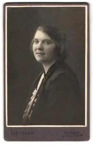 Fotografie Pietzner, Aussig, Porträt einer Frau mit kurzem Haar