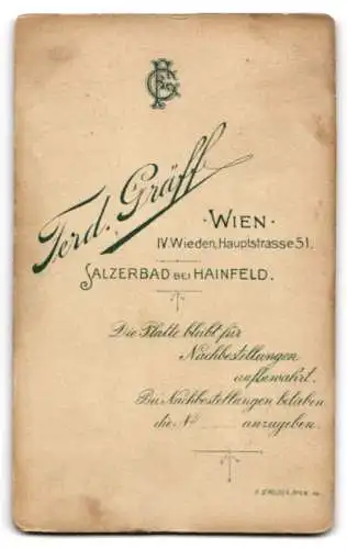 Fotografie Ferd. Gräff, Wien, Wiedner Hauptstrasse 51, Eleganter Herr mit Hut und Spazierstock