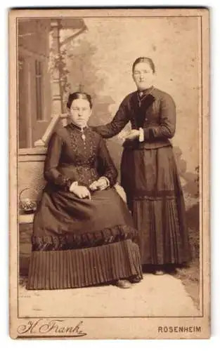 Fotografie K. Frank, Rosenheim, Frühlingstrasse 13, Zwei Frauen in eleganter Kleidung