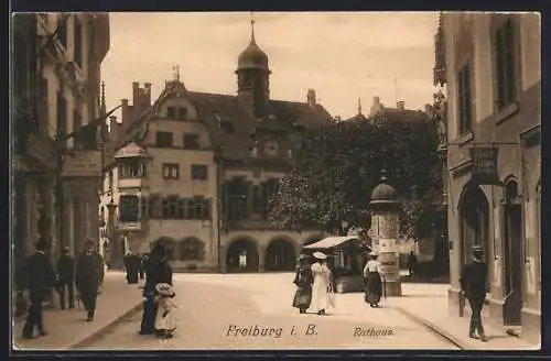 AK Freiburg /B., Rathaus, Litfasssäule, Hut-Lager E. Trescher